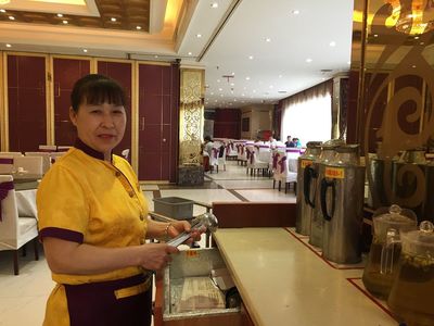 年輕面孔難覓，銀發(fā)身影成景 餐飲業(yè)服務(wù)崗的“年齡斷層”與轉(zhuǎn)型